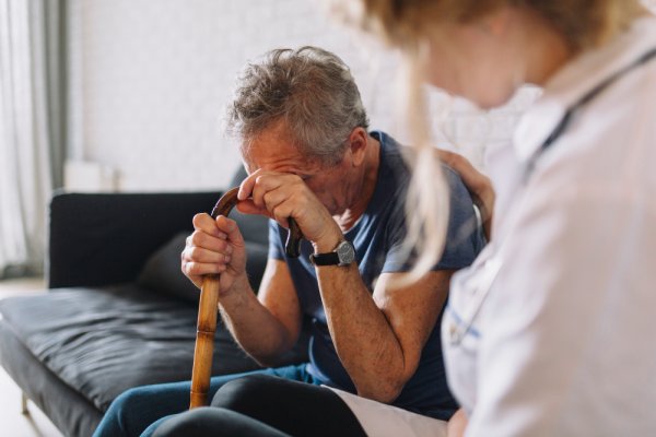 evde-yasli-ve-kronik-hastalara-bakimda-dikkat-edilmesi-gerekenler